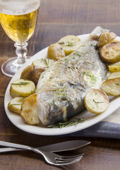 Pescado al horno con patatas asadas