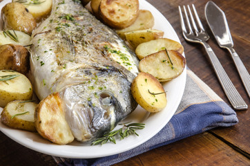 Pescado al horno con patatas asadas