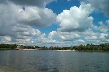 Fototapeta na wymiar cloudy sky over the river