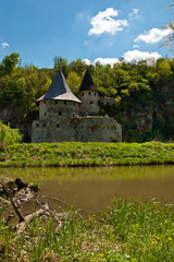 Obraz premium Old castle near river
