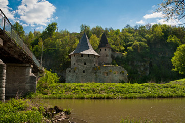 Fototapeta na wymiar Old fortress near river