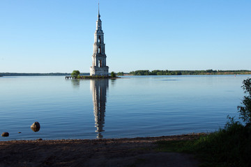 Затопленная колоколня в городе Калязин