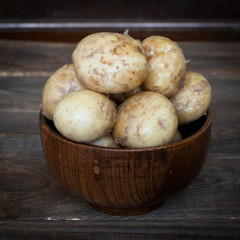 Fototapeta na wymiar Raw potatoes 