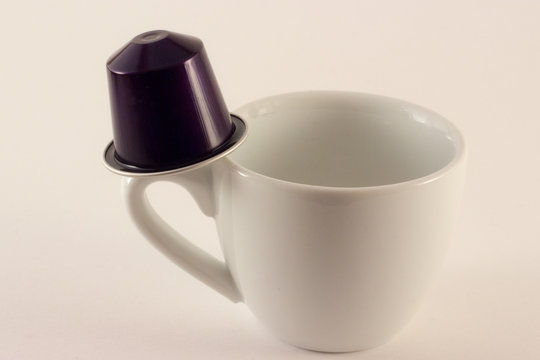 tazzina caff&egrave; capsula sfondo bianco