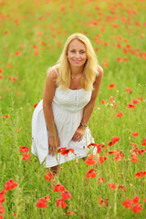  enceintes femme heureuse dans un champ de pavot floraison 