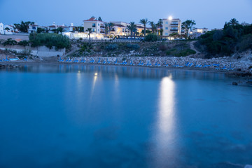 Obraz premium Empty bay beach and a hotel late evening