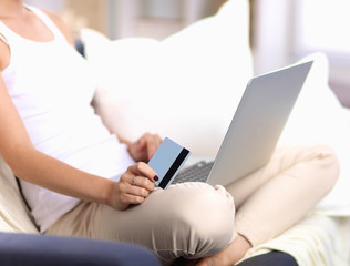 Naklejka premium Woman shopping online with credit card and computer.