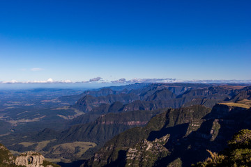 Fototapeta premium Pedra furada, cânions, vales e montanhas
