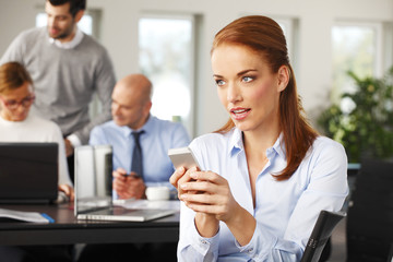 Obraz premium Financial officer woman with mobile