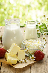 assortiment zuivelproducten (melk, boter, zure room, yoghurt) rustiek stilleven