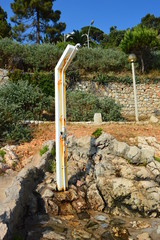 alte Dusche an der Mittelmeerkueste