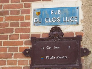 Close lucè signboard