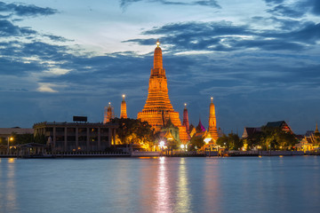Obraz premium Wat Arun Buddhist religious places in twilight time, Bangkok, Thailand