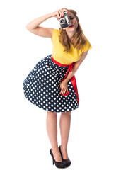 Mädchen im Rockabilly Kleid schießt ein Foto