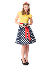 Junge Frau im Rockabilly Style hält eine alte Kamera 
