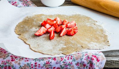 cooking processes rye biscuit with fresh strawberries, healthy v