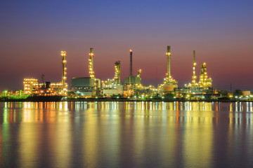 Obraz premium Oil refinery factory in silhouette and sunrise sky