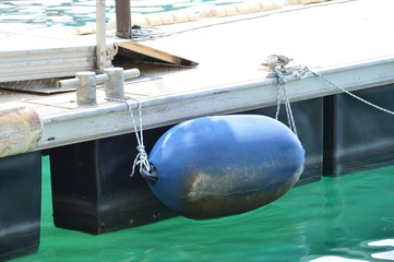 blauer Fender am Steg