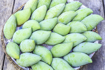 Barracuda mango   . Mango is eaten cooked.When ripe, the skin is yellow, fragrant flesh is sweet little burr.