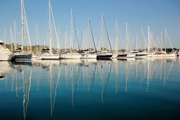 Schilderijen op glas reflections yachts and boats in a marina  © William Richardson