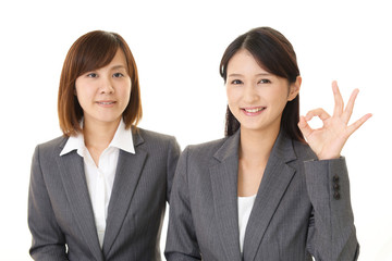 笑顔の二人のビジネスウーマン