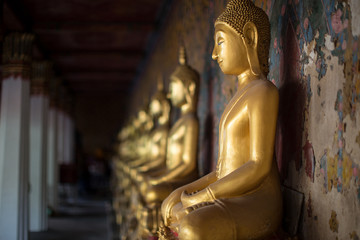 Rangée d& 39 images de Bouddha