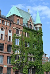 Hamburg, dom w centrum miasta © Marta