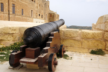 Fototapeta na wymiar Canon dans les remparts de la citadelle de Rabat / Victoria