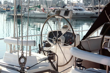 cockpit et volant de yacht de voilier