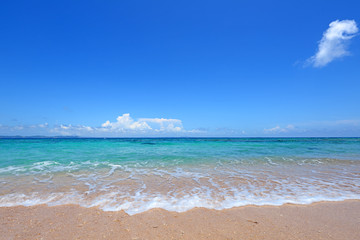 美しい沖縄のビーチと夏空