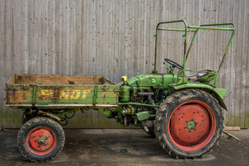 Fototapeta premium Alter Traktorumbau