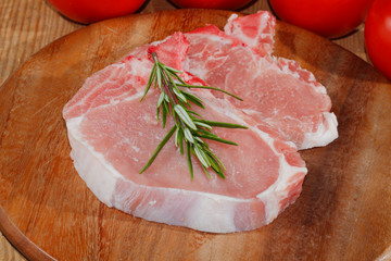 Kotelett, roh, Schweinefleisch, Holzbrett