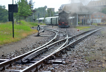 Dampflok im Bahnhof bei Regen