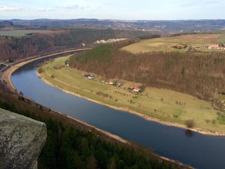 Obraz premium Blick vom Königstein auf die Elbe