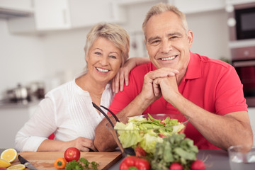 älteres paar ernährt sich gesund