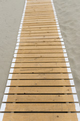 Fototapeta na wymiar Holzplankenweg am Strand von Langeoog