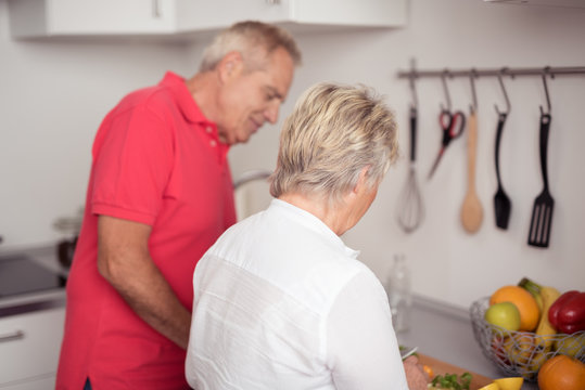 senioren kochen zusammen in der küche