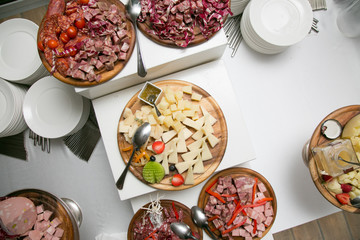 Antipasti italiani assortiti su piatti rotondi visti dall'alto