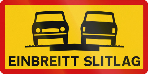 Supplementary road sign with the words in Icelandic: Single width surface