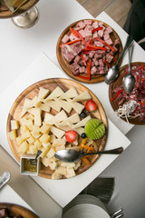 Formaggio e salame italiani su piatti rotondi visti dall'alto