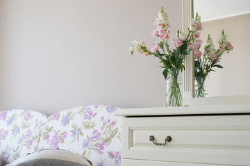 Букет цветов на комоде в светлой комнате