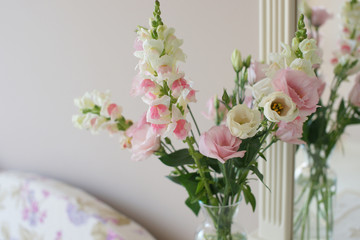Букет цветов на комоде в светлой комнате