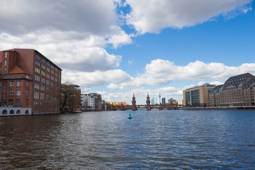 Naklejka premium Oberbaumbrücke und Skyline, Berlin, Deutschland