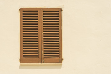 Rustikaler Fensterladen Holz mit Hintergrund Wand