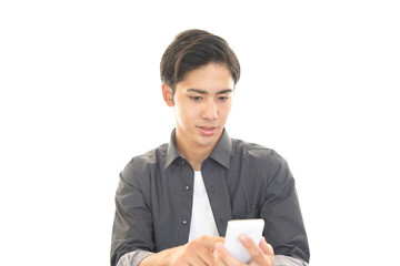 スマートフォンを持つ男性