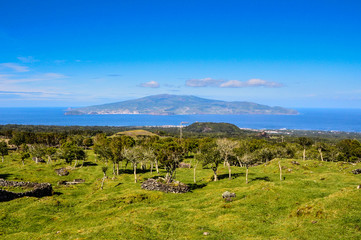 Fototapeta na wymiar Blick von Azoreninsel Pico auf São Jorge