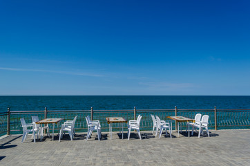 Promenade and free tables in the cafe