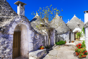 Unikalne domy Trulli ze stożkowymi dachami w Alberobello, Włochy - obrazy, fototapety, plakaty