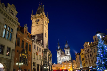 Fototapeta na wymiar Rathaus und Teynkirche in Prag