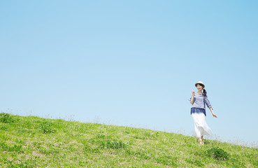 Fototapeta premium 丘で指差す女性